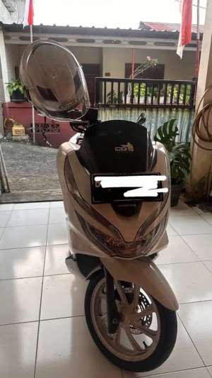 Jual bekas JUAL MOTOR PCX PUTIH JUAL CEPET ALASAN MAU GANTI FAZIO,lokasi di Kebayoran Lama
