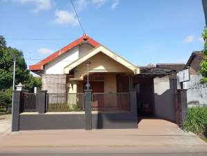JUAL RUMAH BESAR FULL FURNISHED BATAS KOTA BLITAR lokasi di Sanan Kulon, tersedia melalui melalui situs Olx