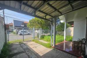 Jual Rumah lama Hitung harga tanah di area Gayungsari, Surabaya lokasi di Jambangan, tersedia melalui melalui situs Olx