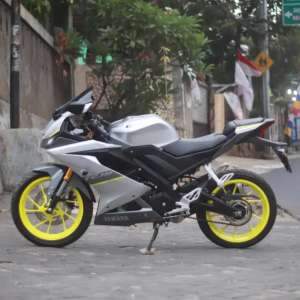 Jual bekas R15 V3 SILVER TH 2021, DP 1 JUTA,lokasi di Tanjung Barat