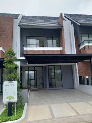 Rumah 2 lantai backyard luas ada balkon Tuscan Lagoon park Cibubur lokasi di Cibubur, tersedia melalui melalui situs Olx