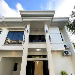 Rumah Mewah 2 Lantai Cuma 3 KM ke Stasiun Pasar Minggu lokasi di Kalisari, tersedia melalui melalui situs Olx