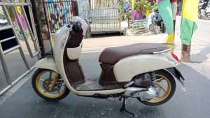 Jual bekas scoopy fi 2014 cream mulus bagus mesin normal,lokasi di Koja