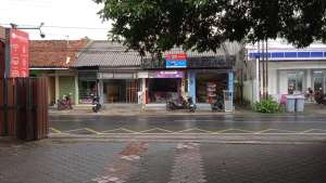 Tanah dan bangunan ruko pinggir jalan raya baciro kodya lokasi di Gondokusuman, tersedia melalui melalui situs Olx