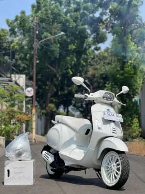 Jual bekas Vespa sprint justin bieber km 150 perakjb limited gts gtv gts 300,lokasi di Kembangan