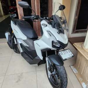 Jual bekas Adv 160 cbs putih 2024 low km 4ribuan Gbm,lokasi di Depok