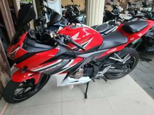 Jual bekas Cbr 150 faceclif merah 2016 Gbm,lokasi di Depok