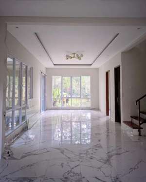 DIJUAL RUMAH 2 LANTAI KOLAM RENANG HARGA NEGO TAMAN LEGIAN SENTUL CITY lokasi di Babakan Madang, tersedia melalui melalui situs Olx