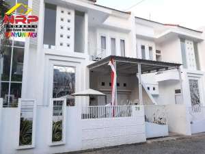 Dijual Rumah Cantik 2 Lantai Full Prabot di Perum Gardenia- Banyuwangi lokasi di Banyuwangi, tersedia melalui melalui situs Olx
