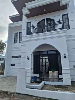 DIJUAL RUMAH MEWAH HARGA EKONOMIS LOKASI STRATEGIS DEKAT SUMMARECON BANDUNG TIMUR lokasi di Cileunyi, tersedia melalui melalui situs Olx