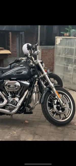 Jual bekas Harley davidson dyna low rider. Low odo. 2015 reg 2023,lokasi di Pondok Aren
