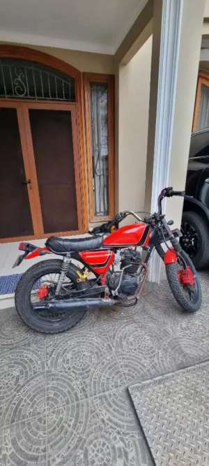 Jual bekas Honda CB100 tahun 1974 motor nostalgia antik kondisi super good,lokasi di Kelapa Gading