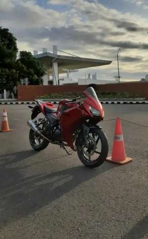 Jual bekas Honda cbr150r 2014,lokasi di Taman Sari