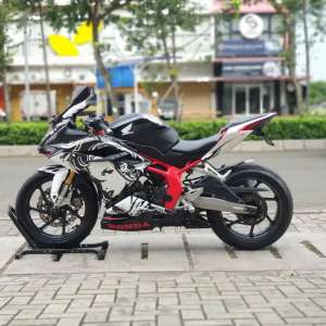 Jual bekas HONDA CBR250RR NON ABS HITAM 2018 KM 15K PAJAK HIDUP NO MINUS,lokasi di Ciputat Timur
