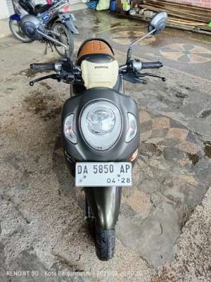 Jual bekas HONDA SCOOPY STYLISH CREAM ABU 2023,lokasi di Banjarmasin Utara