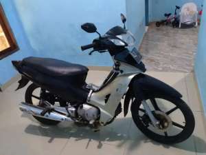 Jual bekas Jual murah motor kharisma th 2005,lokasi di Serpong