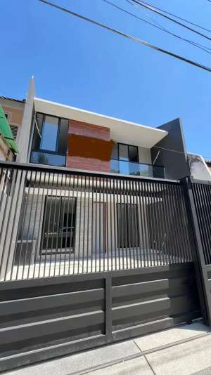 Jual Rumah Baru Siap Huni di Surabaya Timur Baruk Utara dekat MERR lokasi di Rungkut, tersedia melalui melalui situs Olx