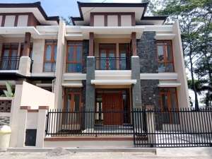 JUAL RUMAH MURAH LUXURY CLASSIC DI BYPASS SOETTA lokasi di Soekarno Hatta, tersedia melalui melalui situs Olx
