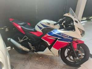 Jual bekas LOW KMHONDA CBR 150R 2015 FULL ORISINIL TREE COLOR EDITIONS,lokasi di Pasar Minggu