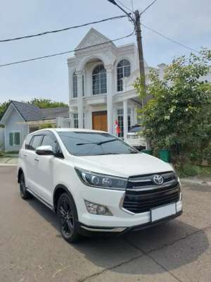 Jual bekas LOW KM RENDAH innova Venturer 2.4 Diesel AT 2019 2018,lokasi di 