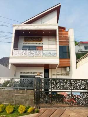 Rumah 2 lantai murah nempel jl raya utama didepok lokasi di Kalisari, tersedia melalui melalui situs Olx