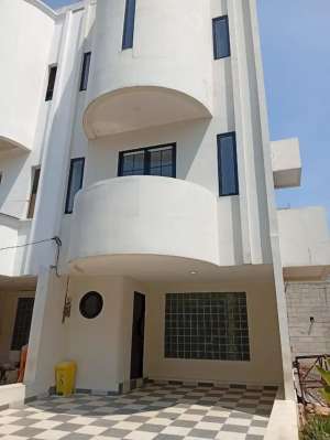 Rumah 2 LantaiRooftop SHM Strategis Bebas Banjir di Pondok Kelapa lokasi di Bekasi Barat, tersedia melalui melalui situs Olx