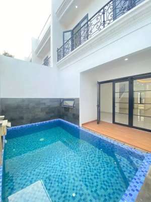 Rumah ada Kolam Renang dan rooftop Jakarta Selatan Vetera lokasi di Kebayoran Lama, tersedia melalui melalui situs Olx