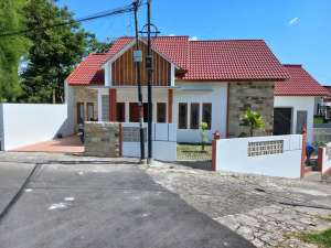 Rumah Baru Dengan Tanah Luas Pinggir Jalan Aspal di Maguwoharjo dekat Lotte Mart lokasi di Depok, tersedia melalui melalui situs Olx