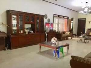 Rumah Lama Dengan Halaman Luas Masih Layak Huni lokasi di Pesanggrahan, tersedia melalui melalui situs Olx