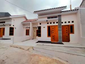 Rumah mewah lokasi pinggir jalan.. lokasi di Cipayung, tersedia melalui melalui situs Olx