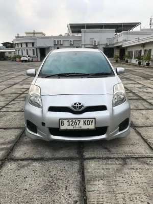 Jual bekas Toyota yaris e tahun 2013 at full original,lokasi di 