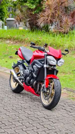 Jual bekas Triumph Street Triple 675 Red FP, kondisi cakep, modif banyak, no PR,lokasi di Solo Baru