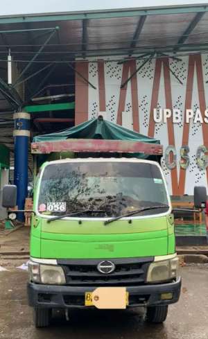 Jual bekas Truk hino dutro bukan Center,lokasi di 