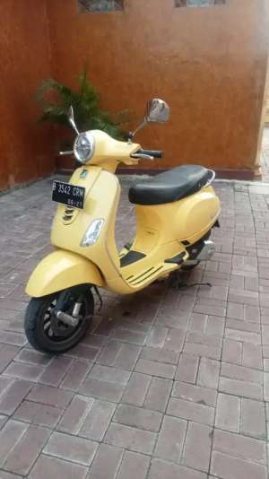 Jual bekas Vespa LX 125 2022 kuning,lokasi di Pondok Aren