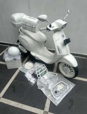 Jual bekas Vespa Sprint Justin Bieber Fullpackage km 40 perak,lokasi di Duren Sawit