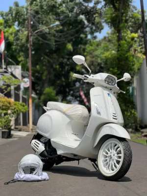 Jual bekas Vespa sprint justin bieber km 100 perakjb anniv limited gts gtv,lokasi di Kembangan