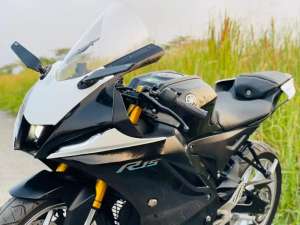 Jual bekas Yzf r-15 v4 connected hitam 2022 yamaha r15 v4 connected R-15v4,lokasi di Dinoyo