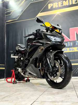 Jual bekas Zx25r 4cilinder km.8rb Black glossy super mewah.Anugerah motor rungkut,lokasi di Simokerto
