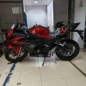 Jual bekas CBR 150R kondisi Baru NIK 2024 diskon 9jutaan dari harga 37.360.000.,lokasi di Depok