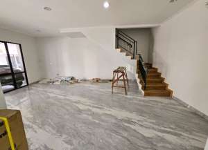 DIJUAL MURAH RUMAH 8x12,5 MILENIAL PIK 2 FULL RENOV INTERIOR SUDAH LENGKAP DENGAN AC lokasi di kosambi, tersedia melalui melalui situs Lamudi