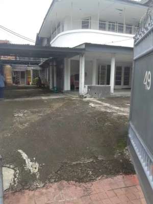 dijual rumah dekat dengan GBK dan kejaksaan agung lokasi di Mampang Prapatan, tersedia melalui melalui situs Olx