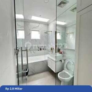 Dijual Rumah Green Lake City, Cluster EropaLuas 90 m231 KT, 31 KMRenovHadap UtaraListrik 4400 WSemi FurnishHarga 2,8 M , tersedia melalui melalui situs Rumah123