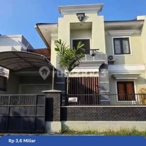 Dijual Rumah Lokasi Strategis di Darmo Bavarian Village. Bangunan 2lantai , tersedia melalui melalui situs Rumah123