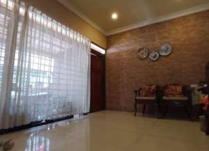 Dijual Rumah Siap Huni Lokasi Jl. Bratang Gede Surabaya lokasi di ",
          price: `750000000`,
          currency: `IDR`
    };


    let pageData = {
        viewPhoneModalField: , tersedia melalui melalui situs Lamudi