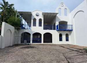 DijualDisewakan Rumah Surabaya Pusat Cocok Untuk Kafe Resto, Siap Pakai lokasi di darmo, tersedia melalui melalui situs Lamudi