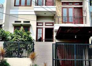 Disewakan Rumah 2 Lt di Taman Aries Kebon Jeruk Lt 120 m2 lb 175 m2 ada 31 kt 21 km semi furniture siap huni lokasi di kembangan, tersedia melalui melalui situs Lamudi