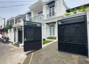 DISEWAKAN RUMAH BAGUS 2LANTAI BARU RENOVASI TOTAL DALAM KOMPLEK GUDANG PELURU TEBET JAKSEL. lokasi di kebon-baru, tersedia melalui melalui situs Lamudi