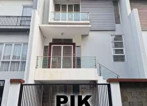 DISEWAKAN Rumah PIK 7x17 3 Lantai 5 Kamar . Lokasi Bagus, Sudah Furnished, Siap Huni lokasi di kapuk-muara, tersedia melalui melalui situs Lamudi