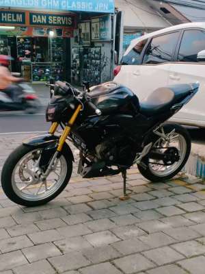 Jual bekas HONDA CB150R NEW V4 2022 HITAM,lokasi di Cicendo