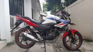 Jual bekas Honda CB150R Street Fire 2014 Tricolor Special Edition,lokasi di Pancoran Mas